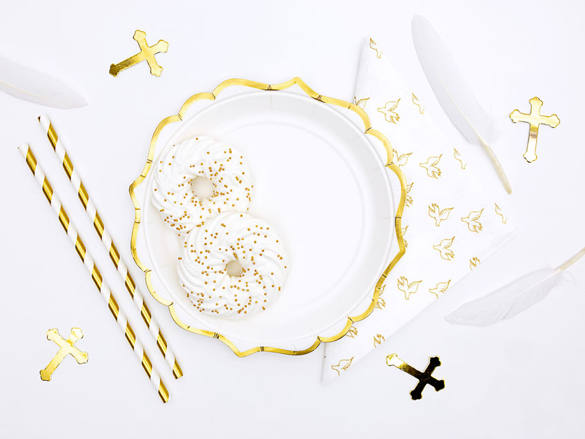 Schaffe mit weißen Tellern mit Goldrand ein elegantes Tischdekor Schaffe mit weißen Tellern mit Goldrand ein elegantes Tischdekor