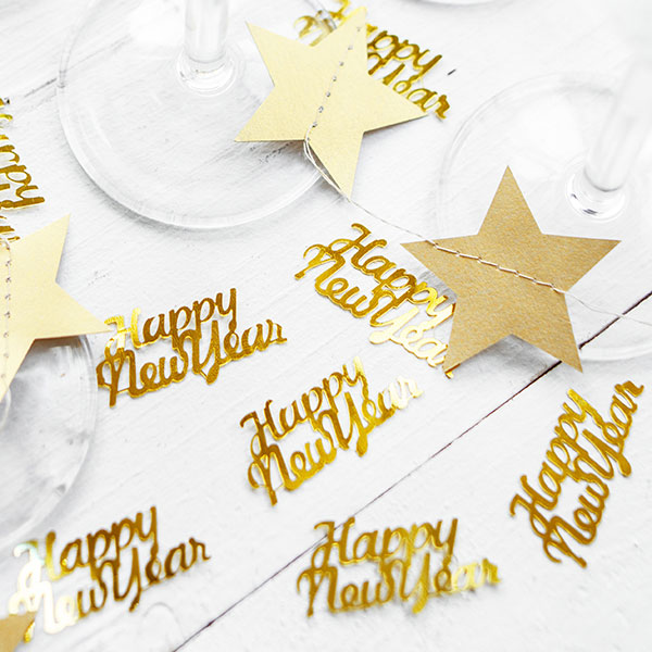Goldenes Schriftzug-Konfetti "Happy New York" gibt deinem Silvestertisch ein stilgerechtes Finish Goldenes Schriftzug-Konfetti "Happy New York" gibt deinem Silvestertisch ein stilgerechtes Finish