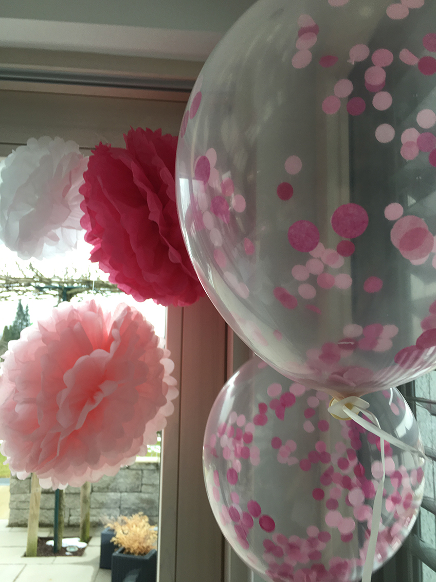 Pom Poms erinnern an Tutus und passen super zum Ballerina-Geburtstag - und Konfettiballons gehen immer. Foto: Fräulein Kuchenzauber