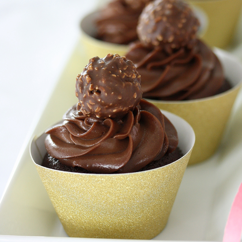 Für Ballerinas gern auch etwas Glitter - deshalb kommen goldene Cupcake Wrapper prima an. Foto: Fräulein Kuchenzauber Für Ballerinas gern auch etwas Glitter - deshalb kommen goldene Cupcake Wrapper prima an. Foto: Fräulein Kuchenzauber