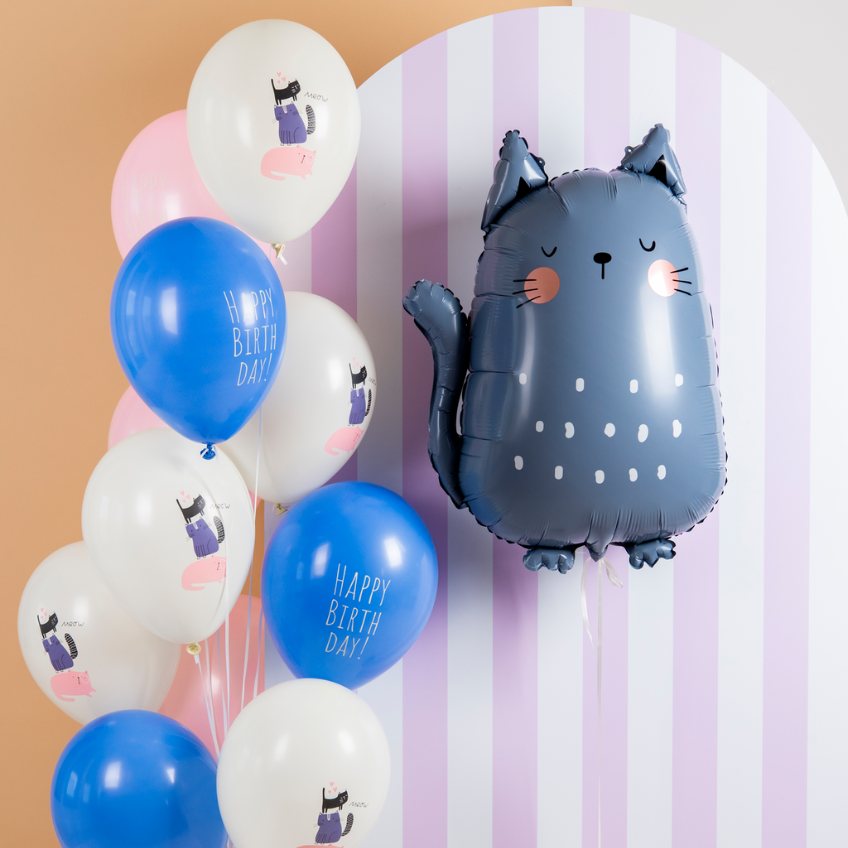 Der blau-graue Katzen-Folienballon mit rosa Wangen und geschlossenen Augen ist nicht nur für kleine Katzenfans Der blau-graue Katzen-Folienballon mit rosa Wangen und geschlossenen Augen ist nicht nur für kleine Katzenfans