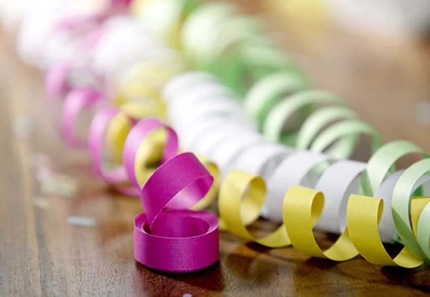 Kinder lieben Luftschlangen - Wettpusten ist ein tolles Partyspiel Kinder lieben Luftschlangen - Wettpusten ist ein tolles Partyspiel