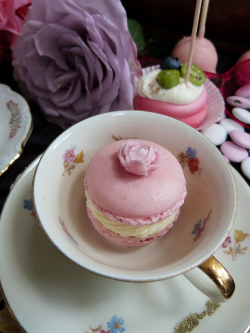 Macarons mit Blümchen in Rosa zum Tee
