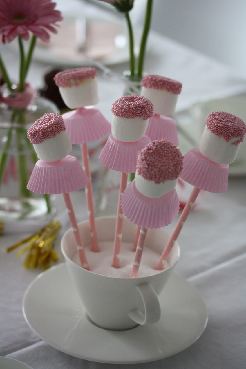 Gewitzte Idee für die Party mit Ballerina-Motto - Marshmallow-Ballerinen im Tutu aus rosa Papierförmchen auf Paper Straws. Foto: Fräulein Kuchenzauber Gewitzte Idee für die Party mit Ballerina-Motto - Marshmallow-Ballerinen im Tutu aus rosa Papierförmchen auf Paper Straws. Foto: Fräulein Kuchenzauber