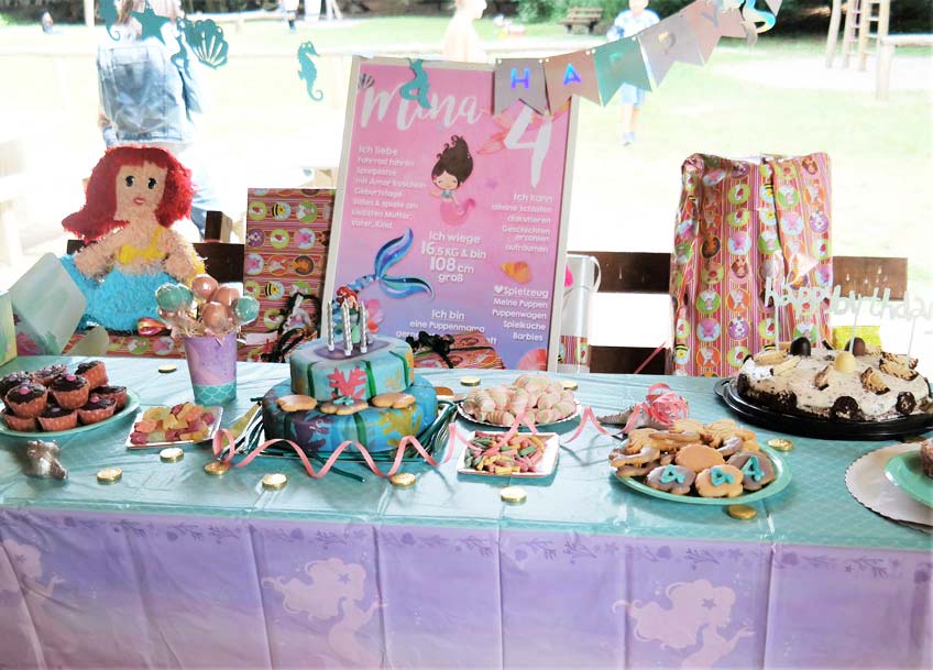 Die Kids freuen sich zur Mermaid-Party über einen Sweet Table im Meeres-Look (c) lamiaswelt