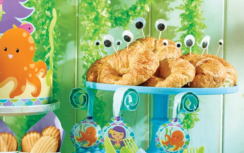 Krabbelnde Croissants - Herzhafte Snacks für den Meerjungfrauen-Kindergeburtstag Krabbelnde Croissants - Herzhafte Snacks für den Meerjungfrauen-Kindergeburtstag