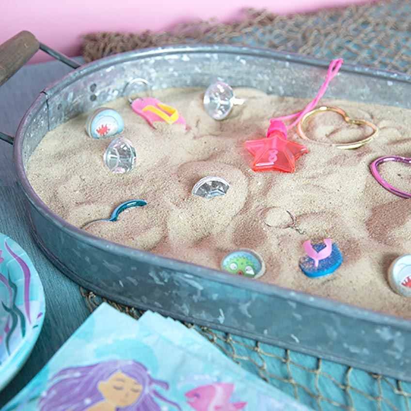 Dekorativ und spielerisch - vergrabene Fundstücke auf der Mermaid-Party