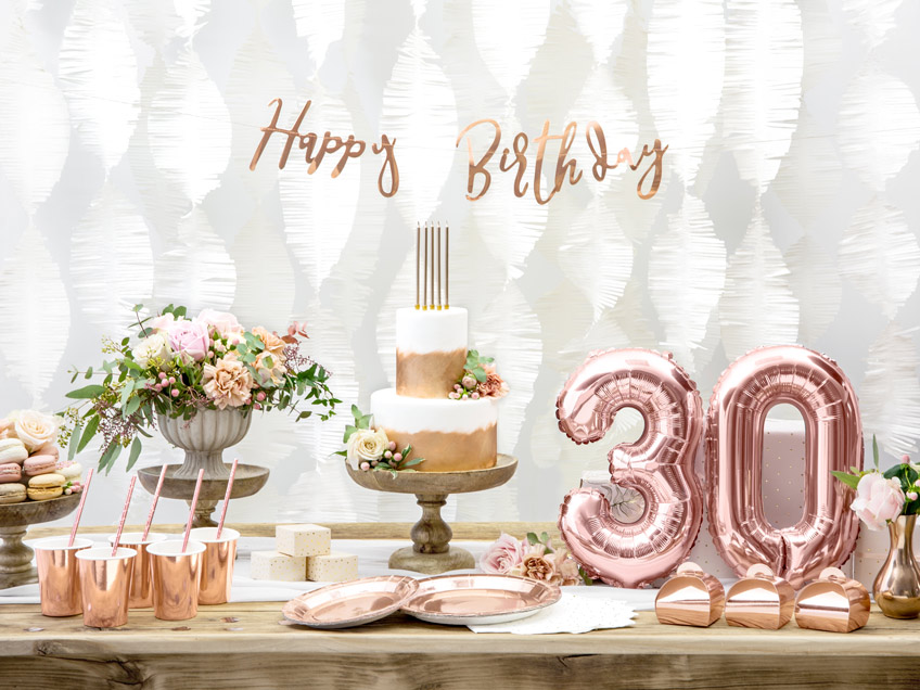 Auch bei eleganter Geburtstagsdeko setzen rosegoldene Zahlenballons tolle Akzente, z.B. zum 30. Geburtstag Auch bei eleganter Geburtstagsdeko setzen rosegoldene Zahlenballons tolle Akzente, z.B. zum 30. Geburtstag