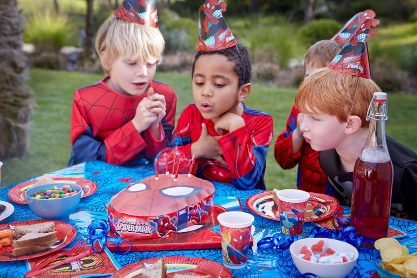 Kümmer dich rechtzeitig um Deko und Co für die Kindergeburtstagsparty mit Motto