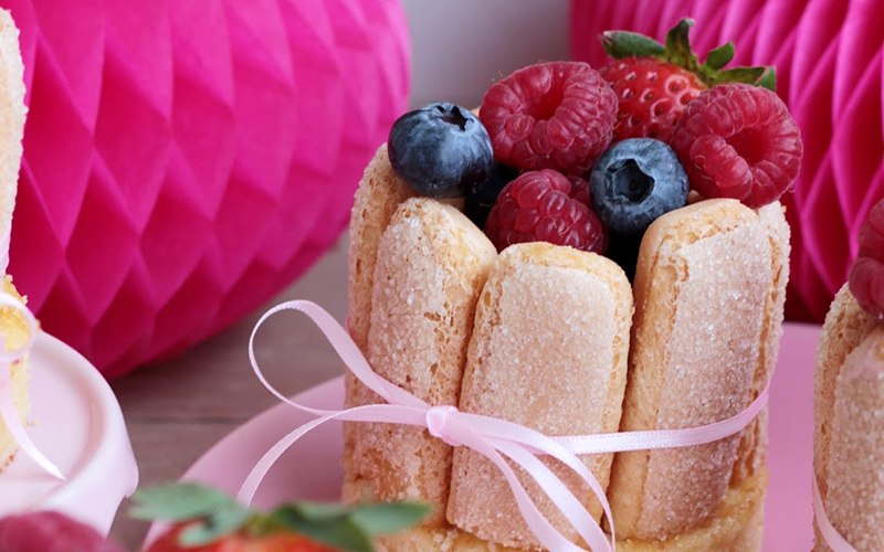 Muttertagsrezept zum Brunch oder Kafee: Süße Beeren-Mini-Charlotten-Törtchen