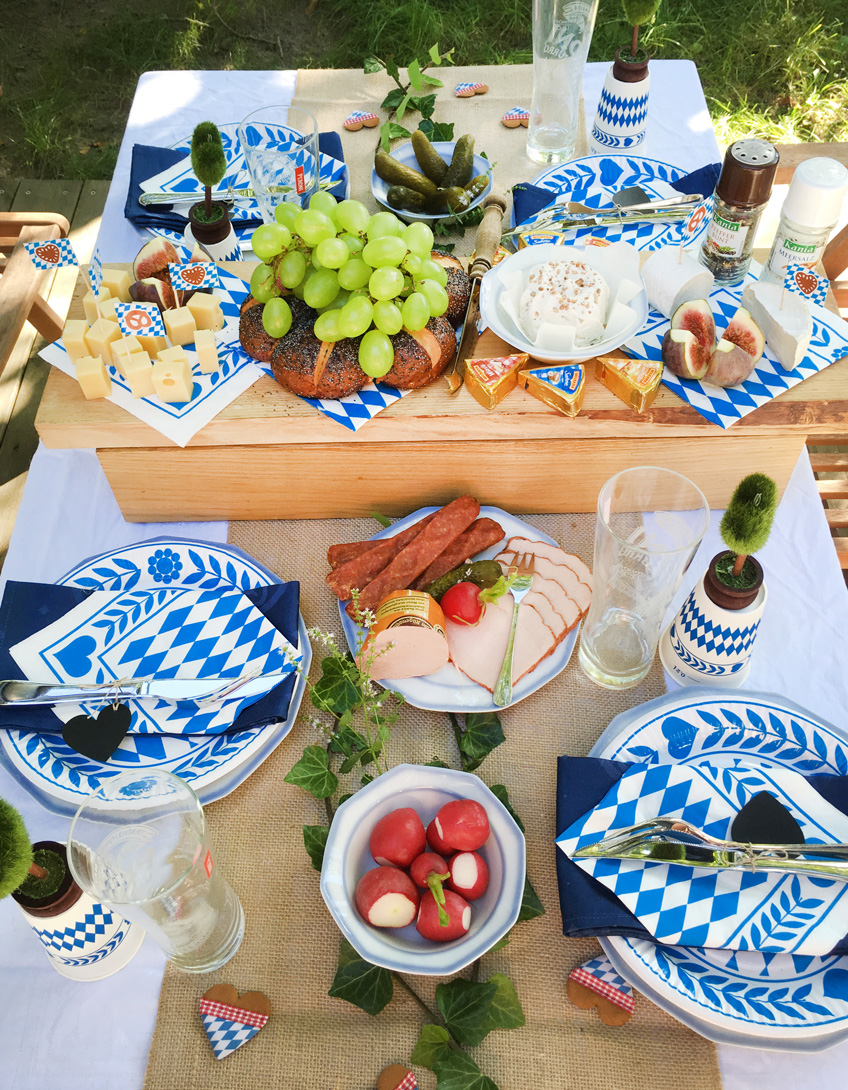 Deftiges Essen für die Oktoberfest-Feier zu Hause