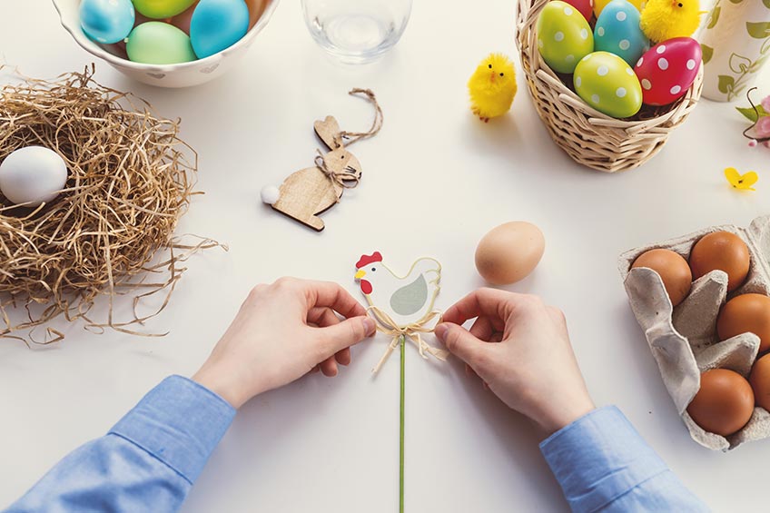 Mama beim Osterbasteln - Fotocredit: (c) JESHOOTS.COM on Unsplash Mama beim Osterbasteln - Fotocredit: (c) JESHOOTS.COM on Unsplash