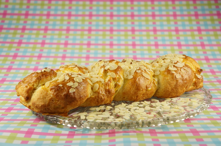 Leckeres Osterbrot könnt ihr ganz leicht selbst machen!