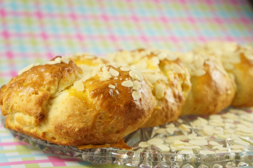 Das Osterbrot ist fertig! Jetzt noch schnell ein bisschen Deko her! Das Osterbrot ist fertig! Jetzt noch schnell ein bisschen Deko her!