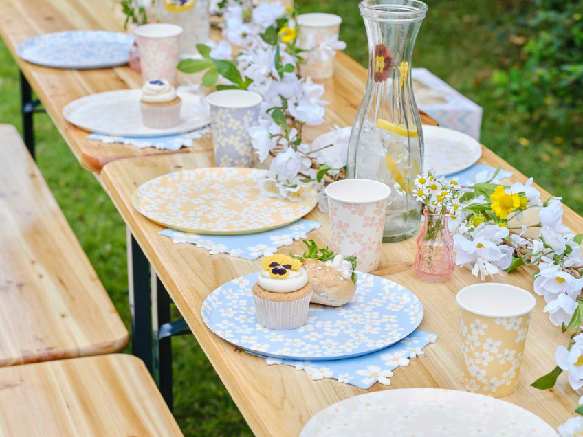 Wie wäre es mit einem Osterbrunch im Garten mit blumiger Dekoration? Wie wäre es mit einem Osterbrunch im Garten mit blumiger Dekoration?