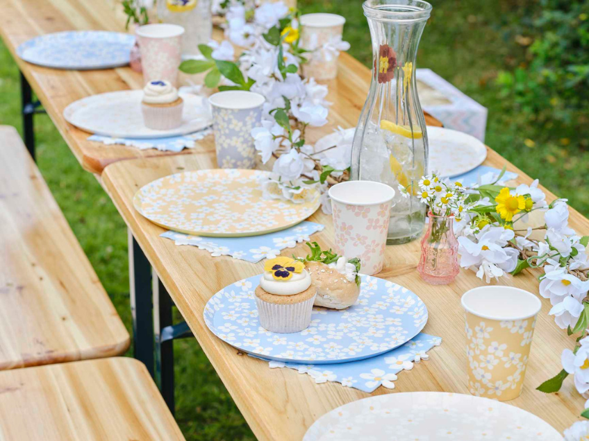 Wie wäre es mit einem Osterbrunch im Garten mit blumiger Dekoration?