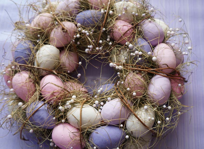 Beim Osterkranz basteln kannst du deine Kreativität ausleben Beim Osterkranz basteln kannst du deine Kreativität ausleben