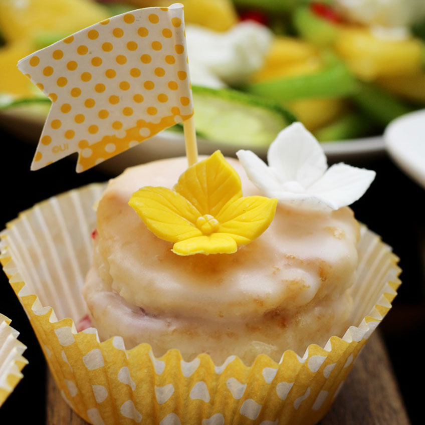 Auf dem Sweet Table zu Ostern wunderschön sind kleine Petit Fours (c) Mareike Winter - Biskuitwerkstatt