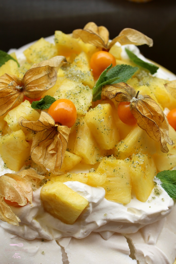 Frühlingsfrische Pavlova mit Ananas und Minzzucker