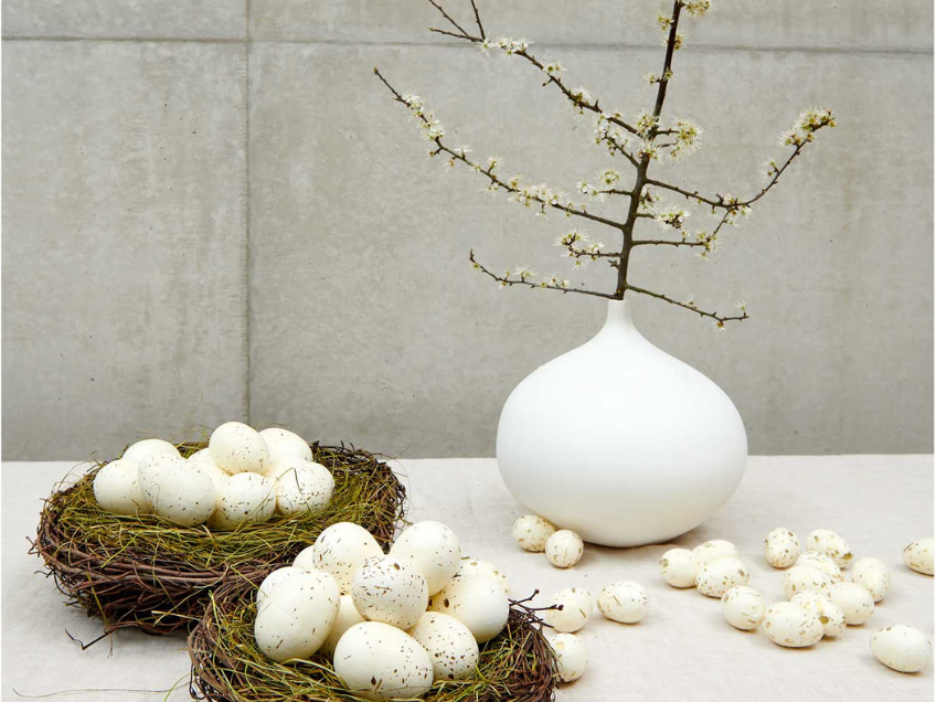 Kleine Deko-Eiern mit Goldsprenkeln sorgen für Eleganz auf dem Ostertisch Kleine Deko-Eiern mit Goldsprenkeln sorgen für Eleganz auf dem Ostertisch