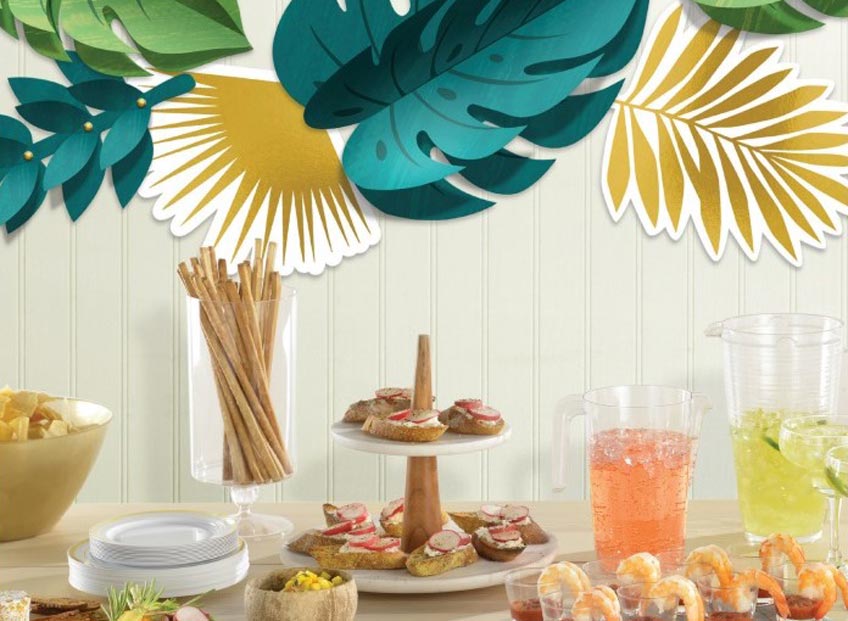 Sommerthemen lassen sich mit leichten Snacks und Palmen-Deko toll umsetzen Sommerthemen lassen sich mit leichten Snacks und Palmen-Deko toll umsetzen