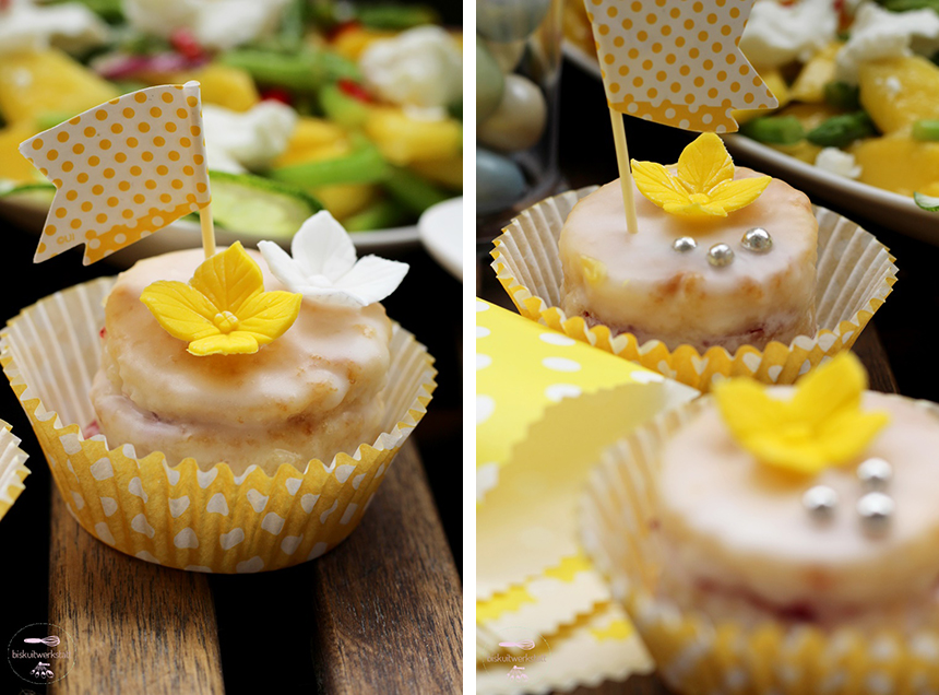 Total osterlich: Petit Fours mit gepunkteten Picks in passenden Cupcake-Förmchen