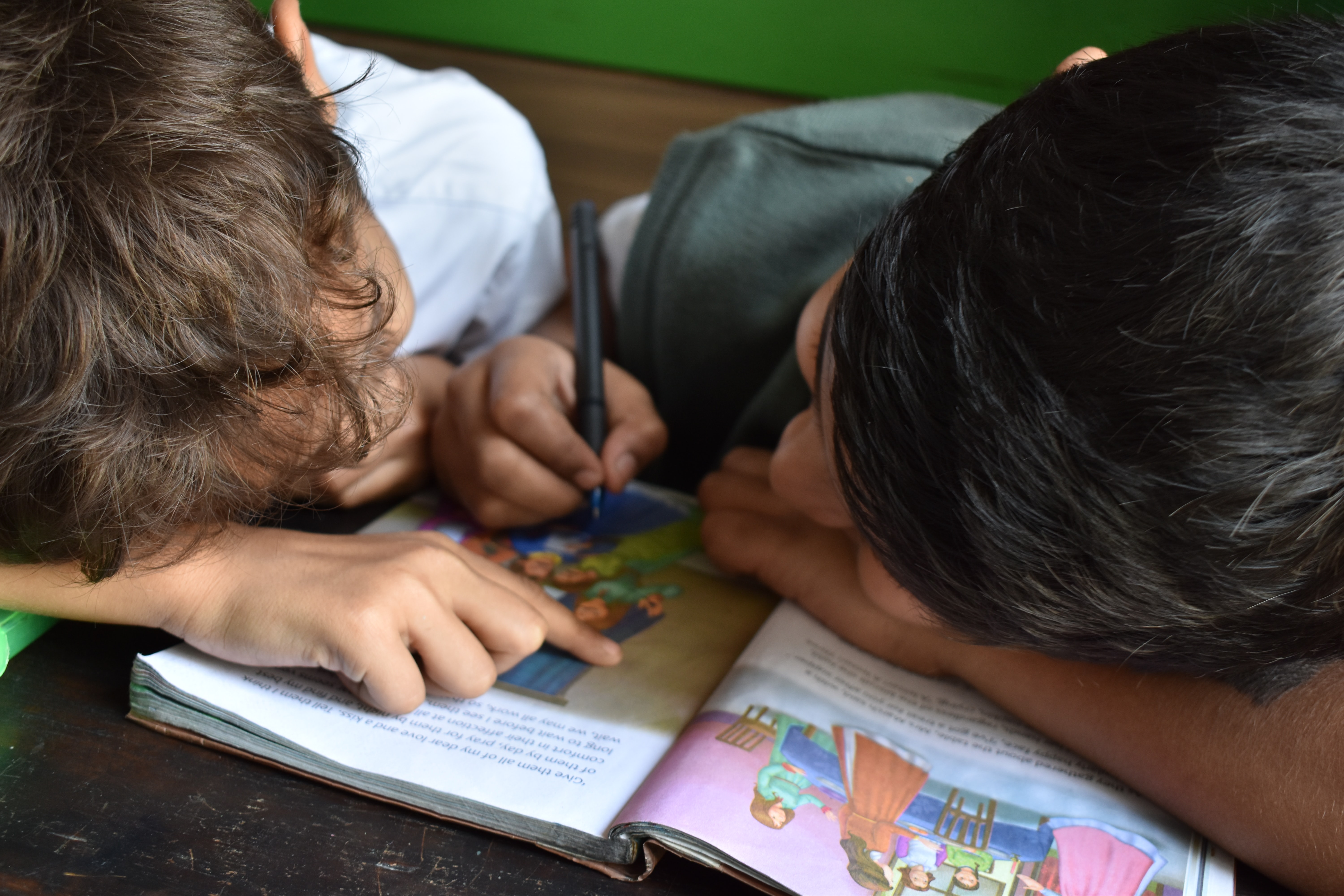 Mit Freunden macht die Schul(wieder)einstiegs-Party noch mehr Spaß (c) Andrew Ebrahim on Unsplash Mit Freunden macht die Schul(wieder)einstiegs-Party noch mehr Spaß (c) Andrew Ebrahim on Unsplash