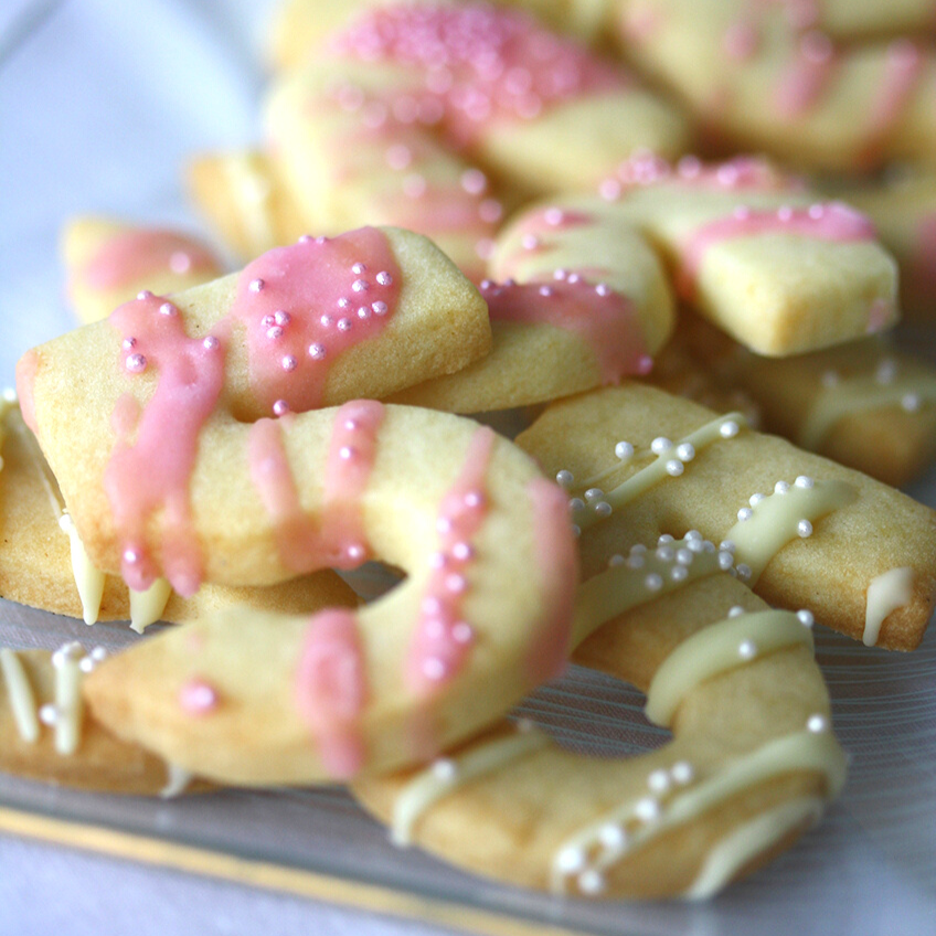 Passend für kleine Ballerinas - Geburtstagsplätzchen mit rosafarbener und weißer Deko und süßen Perlen. Foto: Fräulein Kuchenzauber Passend für kleine Ballerinas - Geburtstagsplätzchen mit rosafarbener und weißer Deko und süßen Perlen. Foto: Fräulein Kuchenzauber