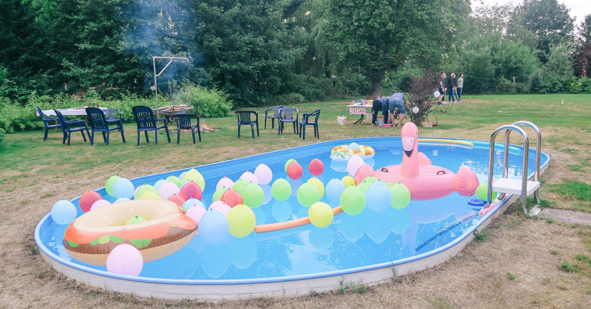 Mach den Pool fertig für die Sommerparty oder den Geburtstag mit Schwimmtieren und bunten Ballons (c) ich_bins_isi Mach den Pool fertig für die Sommerparty oder den Geburtstag mit Schwimmtieren und bunten Ballons (c) ich_bins_isi