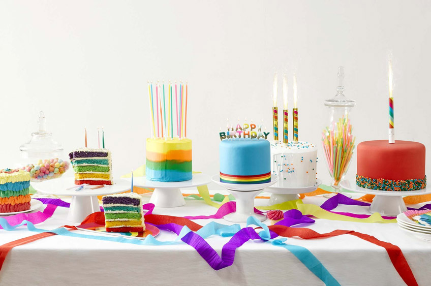 Auch der Sweet Table folgt dem Regenbogen-Motto Auch der Sweet Table folgt dem Regenbogen-Motto
