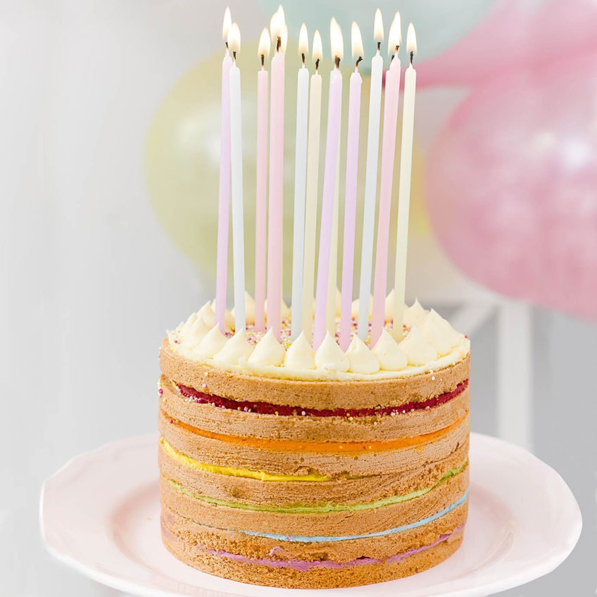 Zur Regenbogen-Party gehört auch ein Regenbogenkuchen