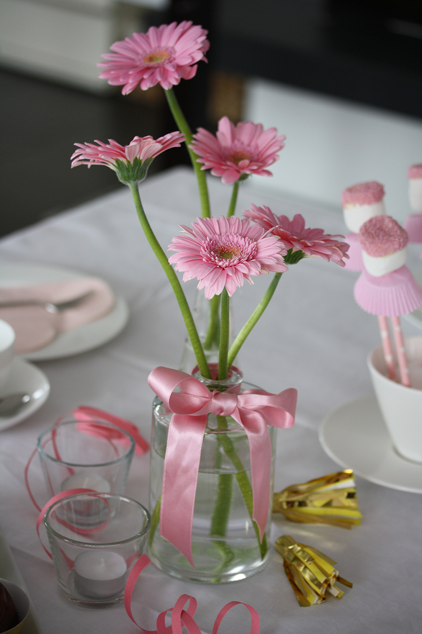 Mit rosa Gerbera setzt ihr auf dem Geburtstagstisch der Ballerina kleine Highlights. Foto: Fräulein Kuchenzauber