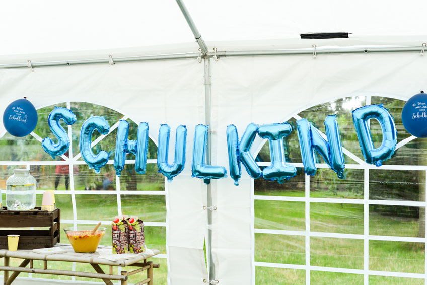 Der Schriftzug aus Folienballons ist ein toller Blickfang zur Einschulungsparty (c) Nadine Bartholdt