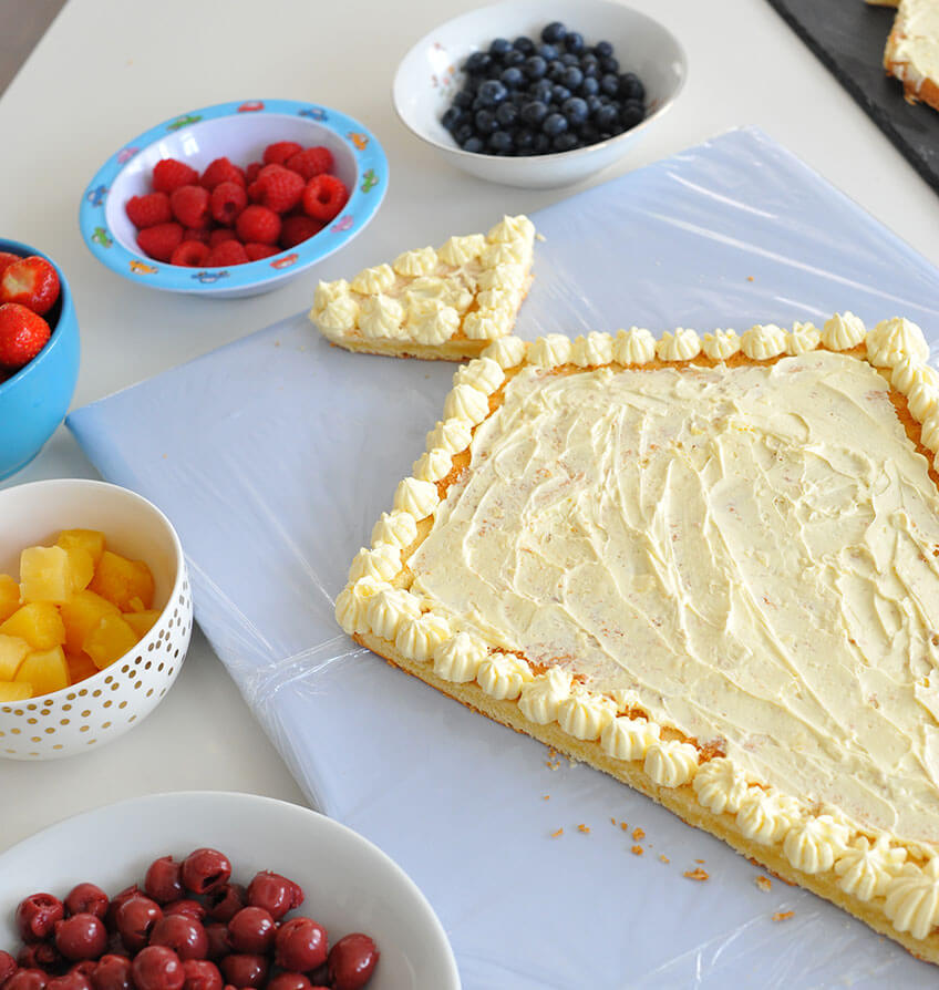 Buttercreme als Untergrund für den Obstbelag auf der Schultüten-Torte