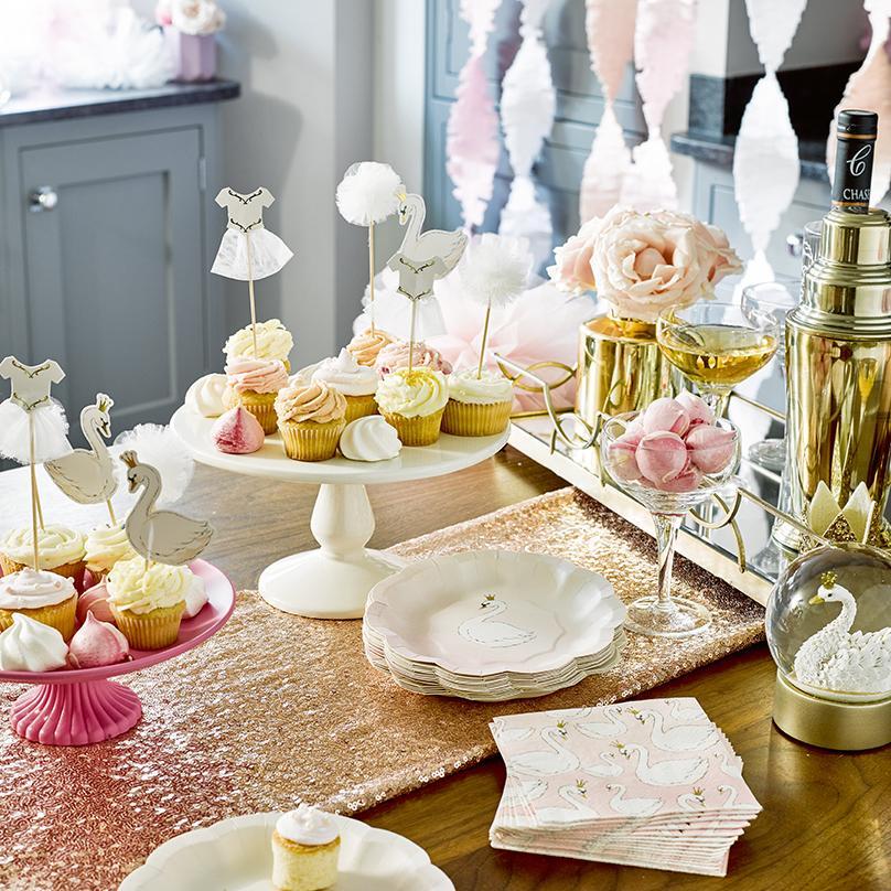 Mit eleganten Golddetails wird die Schwan-Deko zum trendy Eyecatcher auf der Erwachsenen-Party Mit eleganten Golddetails wird die Schwan-Deko zum trendy Eyecatcher auf der Erwachsenen-Party