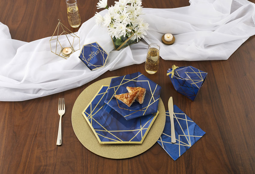 Schöner Silvesterlook - navyblaue Teller und Highlights in Gold Schöner Silvesterlook - navyblaue Teller und Highlights in Gold