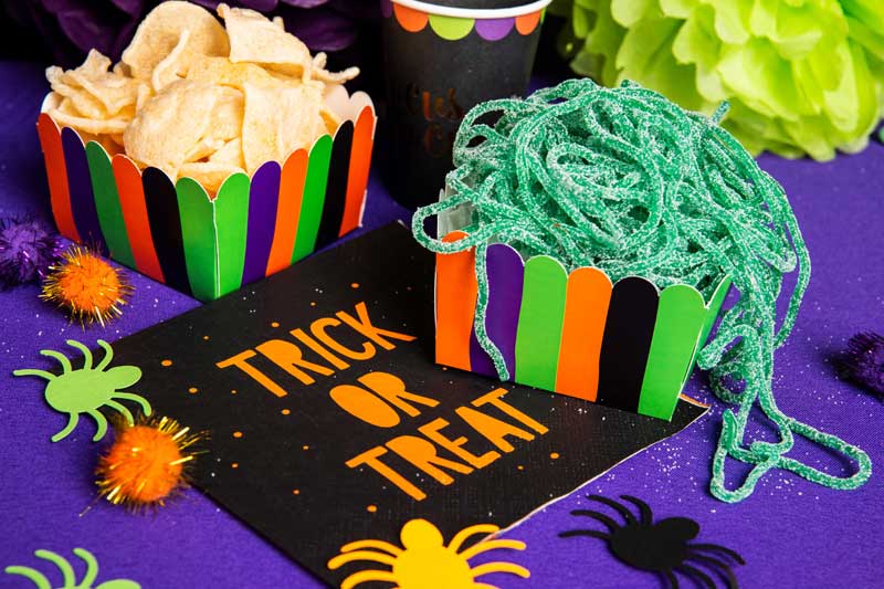 Hexenmahl in farbenfrohen Snackboxen - so startest du eine völlig irre Deko-Offensive zu Halloween Hexenmahl in farbenfrohen Snackboxen - so startest du eine völlig irre Deko-Offensive zu Halloween