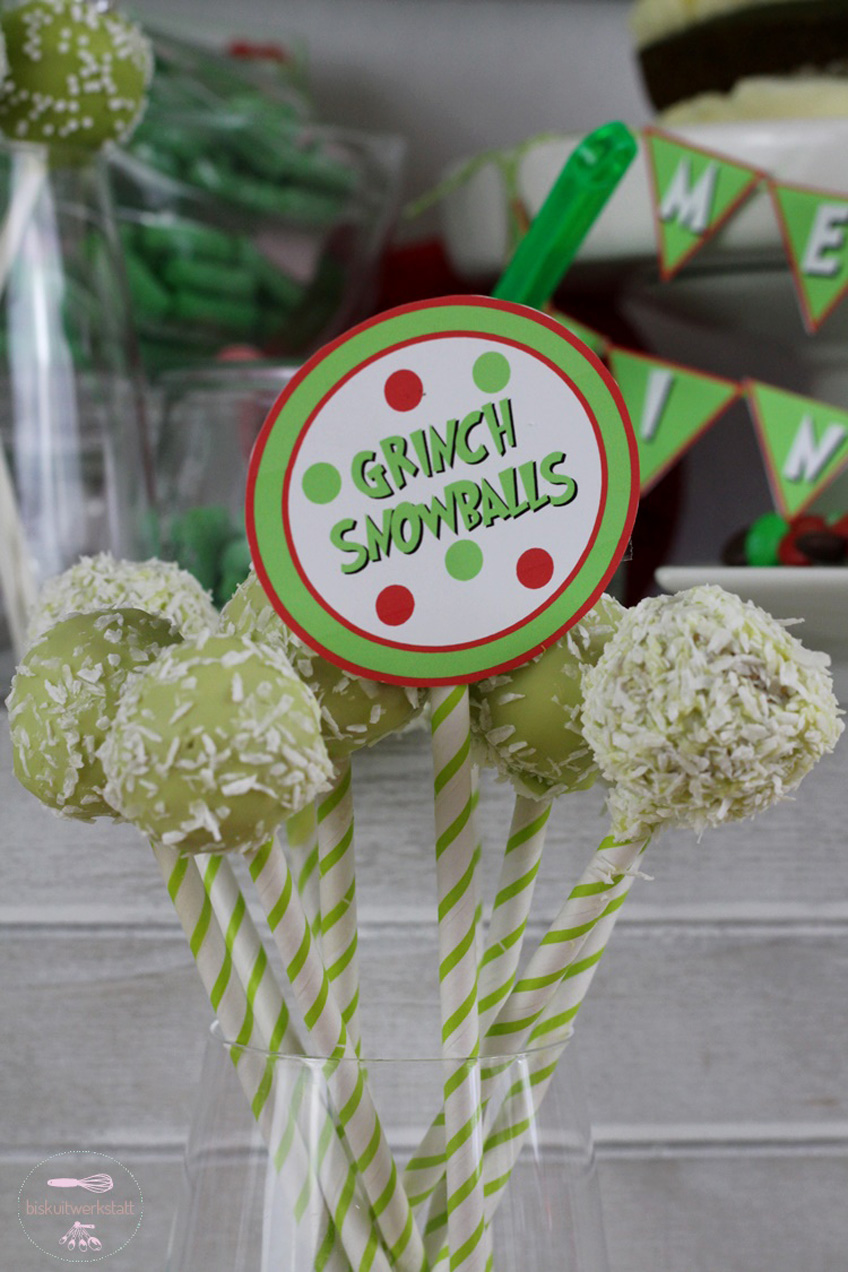 Kokos-Schnee sorgt auf den Cake Pops in giftigem Grün bei allem Grinch-Treiben für Weihnachtsoptik Kokos-Schnee sorgt auf den Cake Pops in giftigem Grün bei allem Grinch-Treiben für Weihnachtsoptik