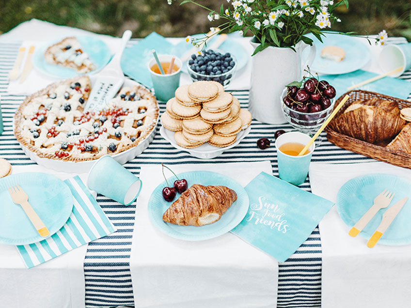 Toll fürs Sommerpicknick - Deko mit fröhlichen Streifen in himmelblauer Farbe