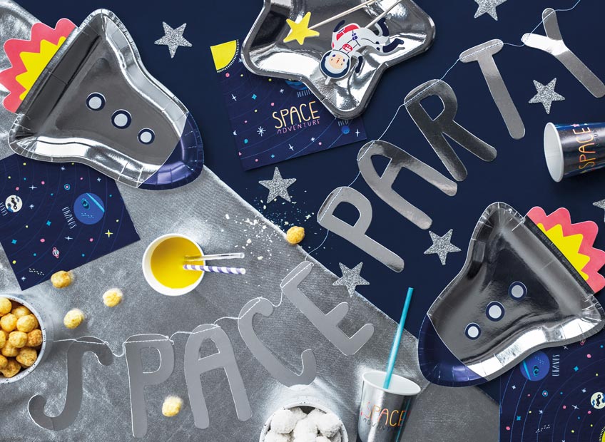Metallisch schimmernde Deko macht die Space Party noch realistischer Metallisch schimmernde Deko macht die Space Party noch realistischer