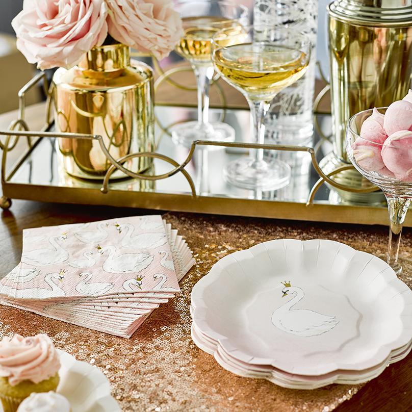 Pastelldeko in Rosa und Weiß für Schwanenprinzessinnen und Märchenfreunde Pastelldeko in Rosa und Weiß für Schwanenprinzessinnen und Märchenfreunde