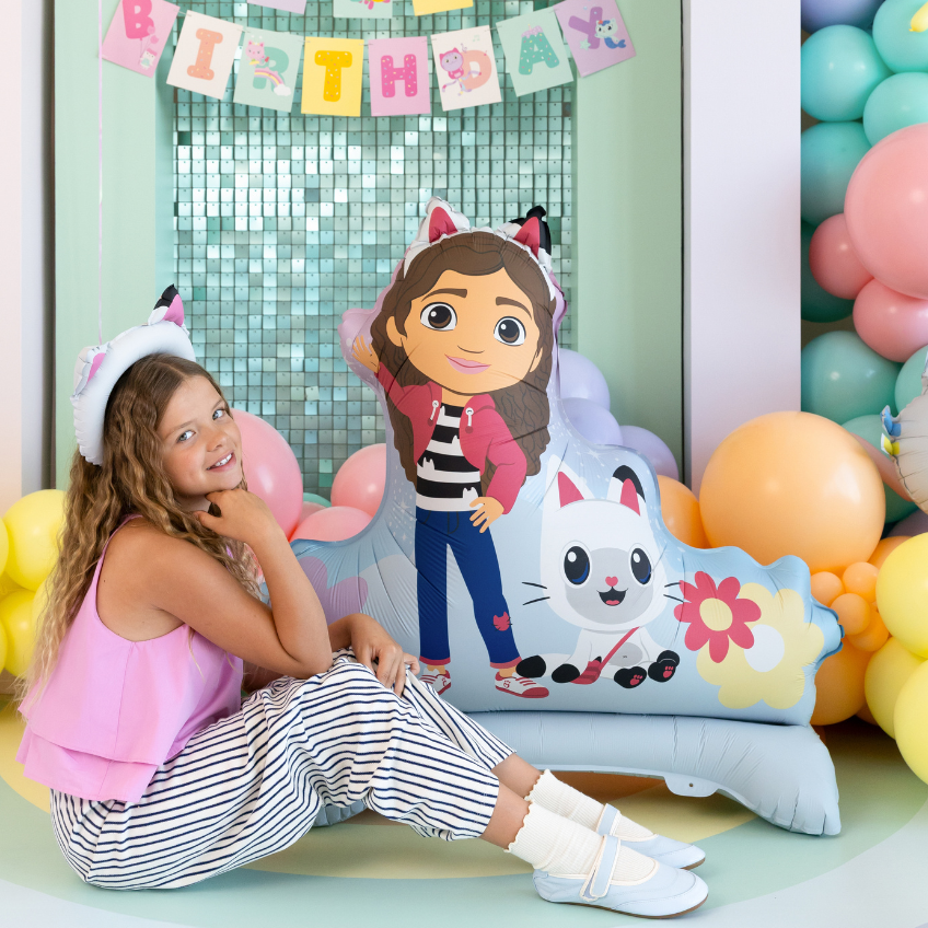 Der stehende Folienballon mit Motiven aus Gabby's Dollhouse setzt ein Statement