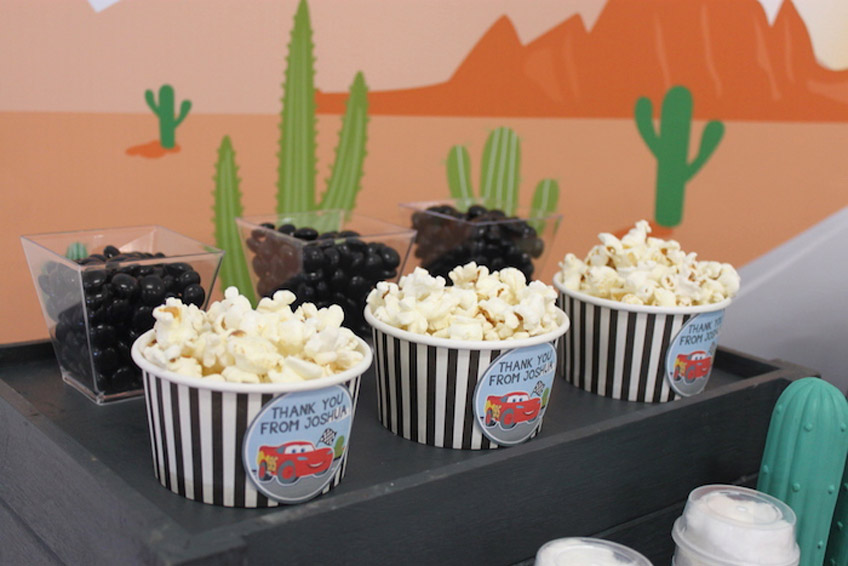 Popcorn in Eisbechern wird zu tollen Hinguckern auf der Cars Viewing Party. Kleine Süßigkeiten und Popcorn sind tolle Ideen für den Sweet Table auf dem "Cars" Kindergeburtstag.