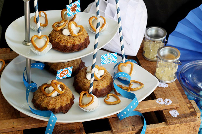 Köstliche Wiesn-Hits mit Salzbrezen und blau-weißer Partydeko (c) Mareike Winter - Biskuitwerkstatt Köstliche Wiesn-Hits mit Salzbrezen und blau-weißer Partydeko (c) Mareike Winter - Biskuitwerkstatt