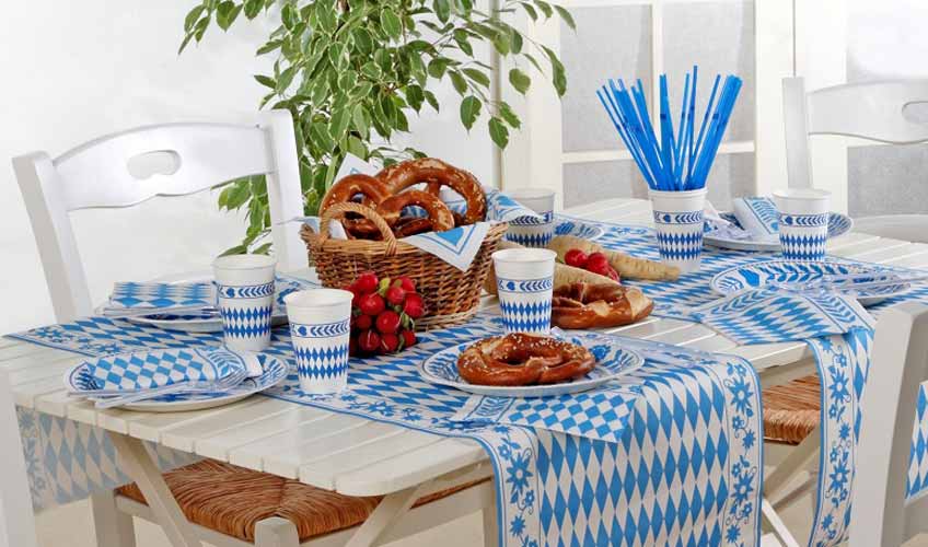 Mit Tischdeko in Blau und Weiß lässt sich das Oktoberfest zu Hause feiern (c) PAPSTAR GmbH