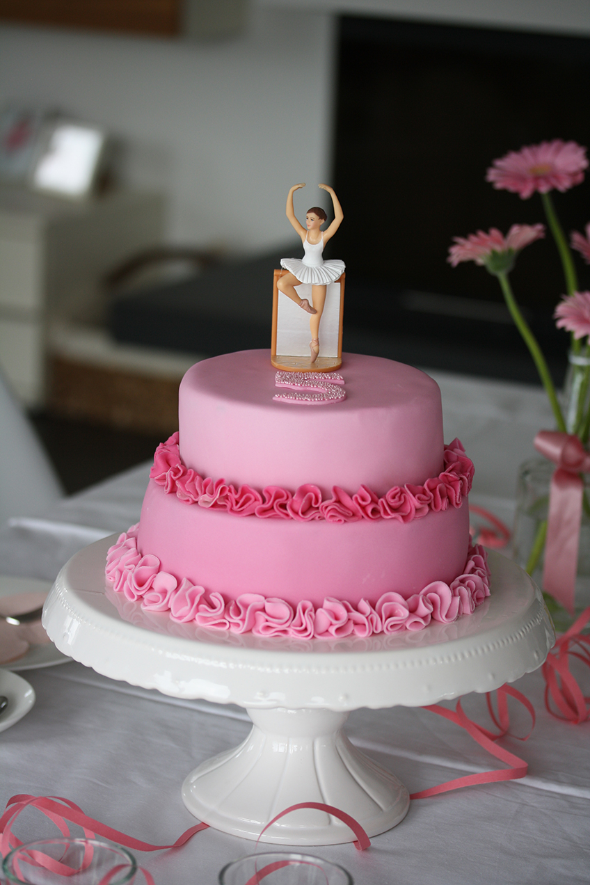 Die pinke Ballerinen-Geburtstagstorte mit Ballerina-Figur und Rüschchen-Look versüßt die Mottoparty. Foto: Fräulein Kuchenzauber