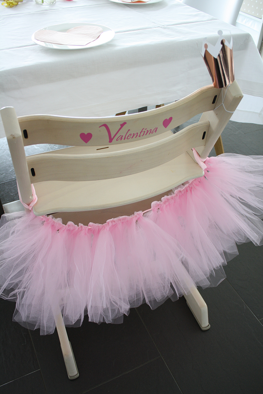 Ein Glanzstück auf dem Ballerina-Mottogeburtstag - der Stuhl ist mit einem rosa Tutu dekoriert. Foto: Fräulein Kuchenzauber Ein Glanzstück auf dem Ballerina-Mottogeburtstag - der Stuhl ist mit einem rosa Tutu dekoriert. Foto: Fräulein Kuchenzauber