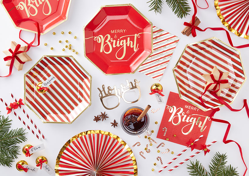 Modern und klassisch zugleich wird die Deko zu Weihnachten im rot-goldenen Metallic-Look Modern und klassisch zugleich wird die Deko zu Weihnachten im rot-goldenen Metallic-Look