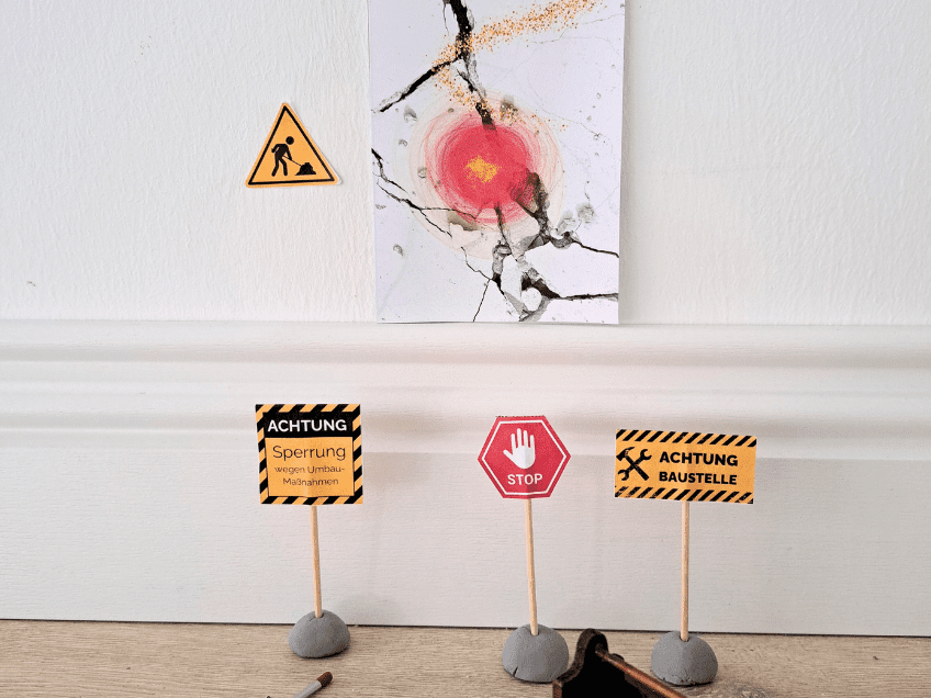 An der Baustelle für die Wichteltür erscheint ein magisches Portal - natürlich ebenfalls Teil unseres Bastelbogens An der Baustelle für die Wichteltür erscheint ein magisches Portal - natürlich ebenfalls Teil unseres Bastelbogens