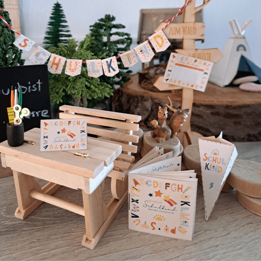 Die Mini-Einschulungsdeko ist im Bastelbogen enthalten - im Shop haben wir sie auch in Echtgröße Die Mini-Einschulungsdeko ist im Bastelbogen enthalten - im Shop haben wir sie auch in Echtgröße